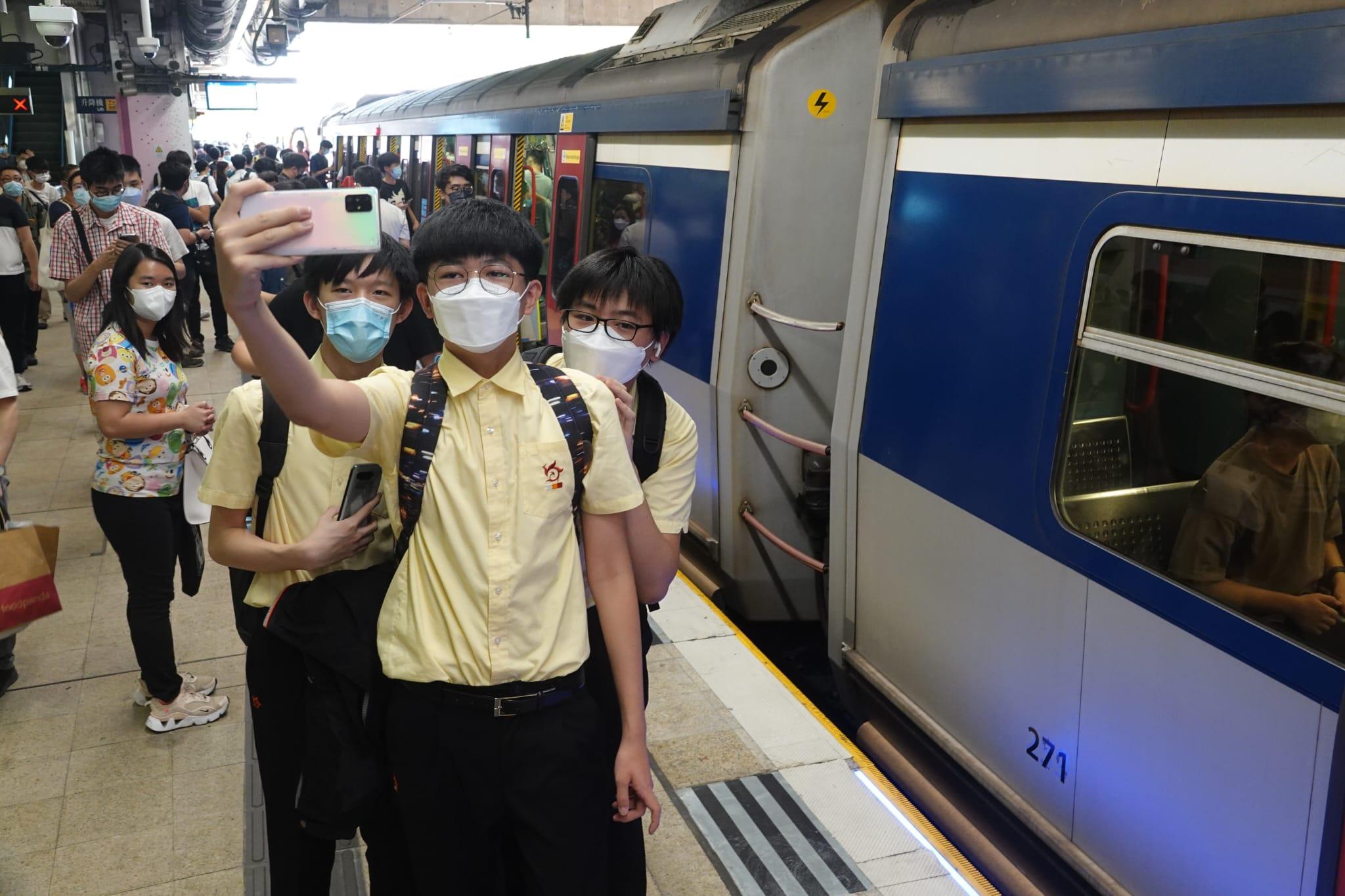 「烏蠅頭」12卡列車榮休 大批鐵路迷歡送最後一班車 (持續更新)