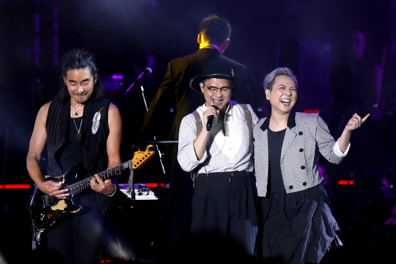 RubberBand主音6號與太太Tim Lui合唱。(林俊源攝)