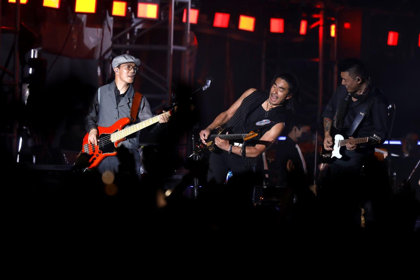 阿偉、阿正和Jason Kui彈得投入興奮。(林俊源攝)