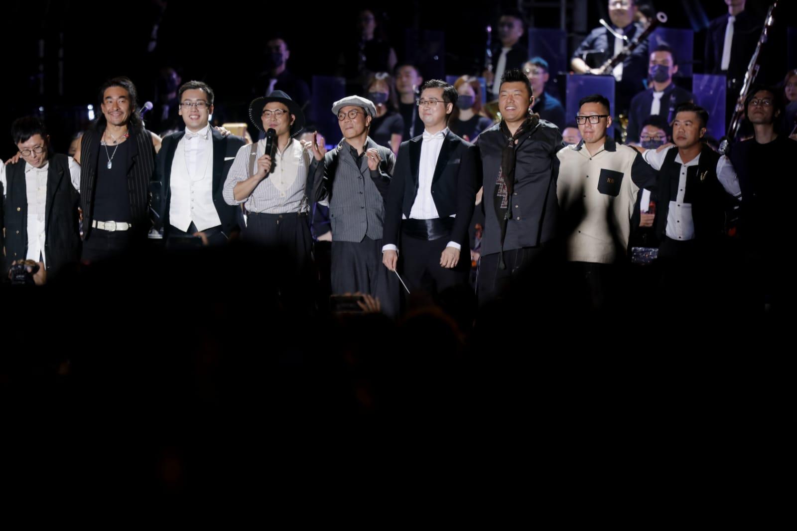 全體表演者謝幕,感激所有冒雨入場的觀眾。(林俊源攝)