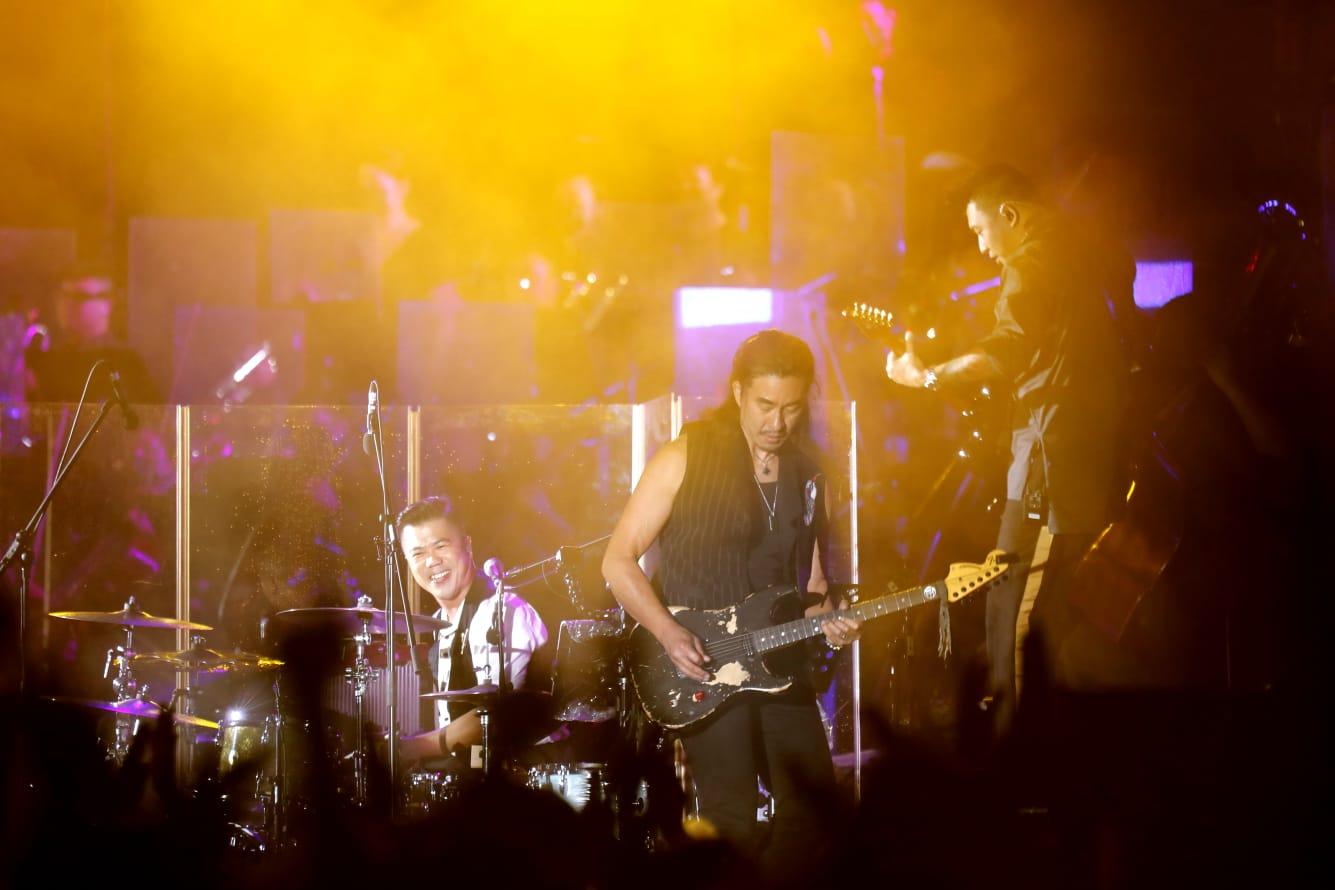 自從在《未來見》及《脫軌時刻》跟香港節慶管弦樂團合作後,阿正已萌起舉行crossover演唱會之念。(林俊源攝)