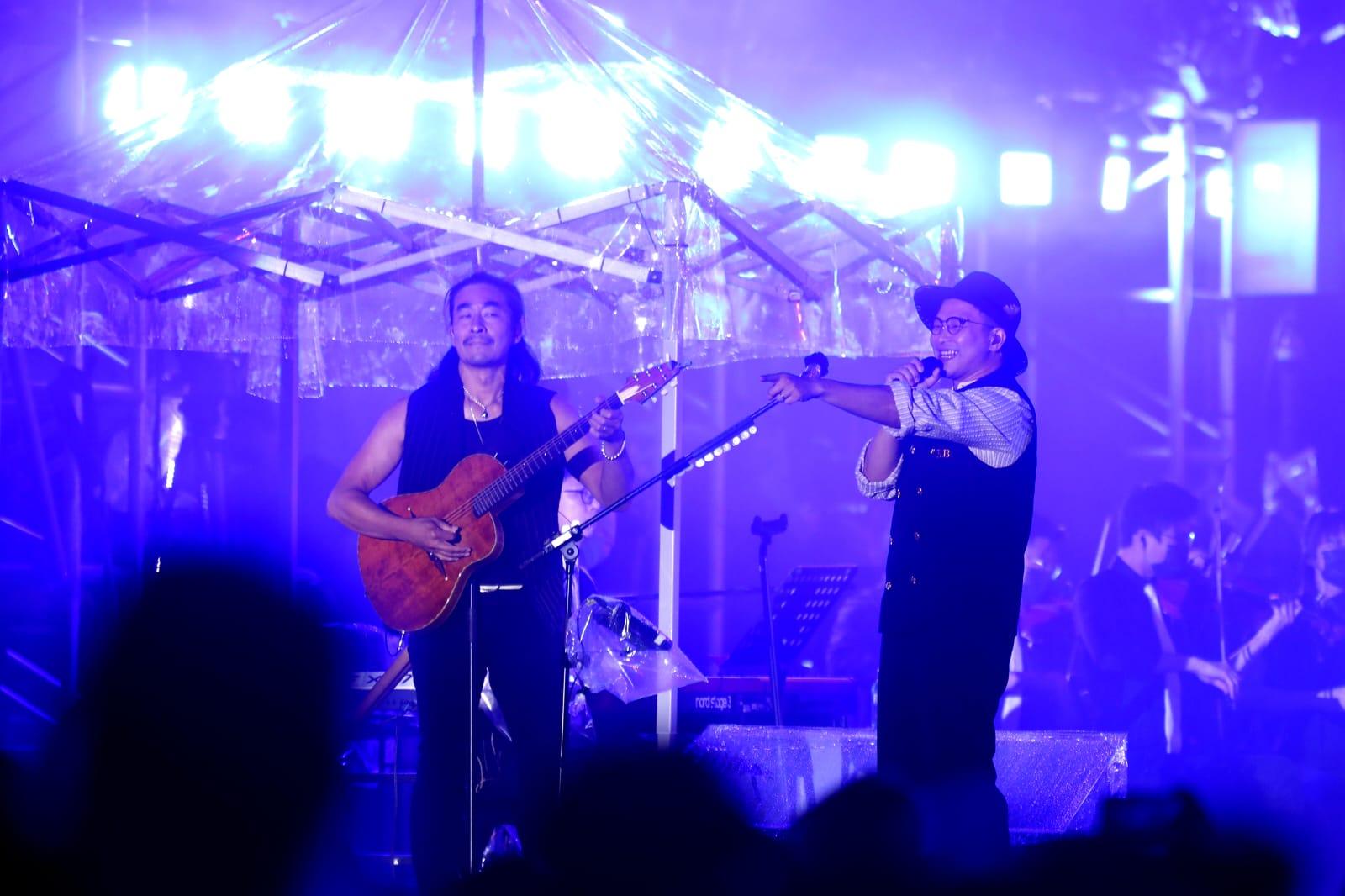 6號不時請台下觀眾大合唱。(林俊源攝)