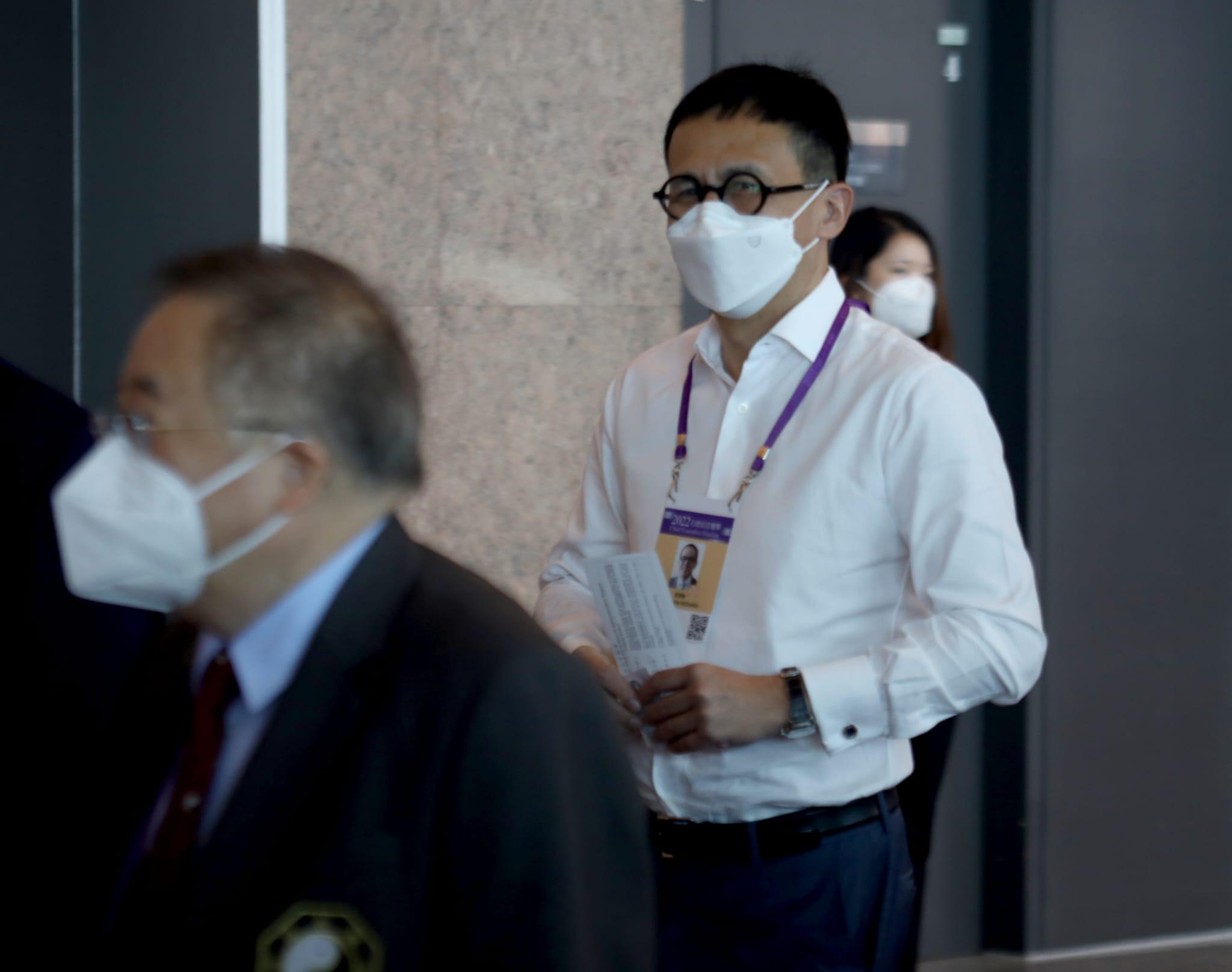 選委陸續抵達會場投票。(鍾式明攝)