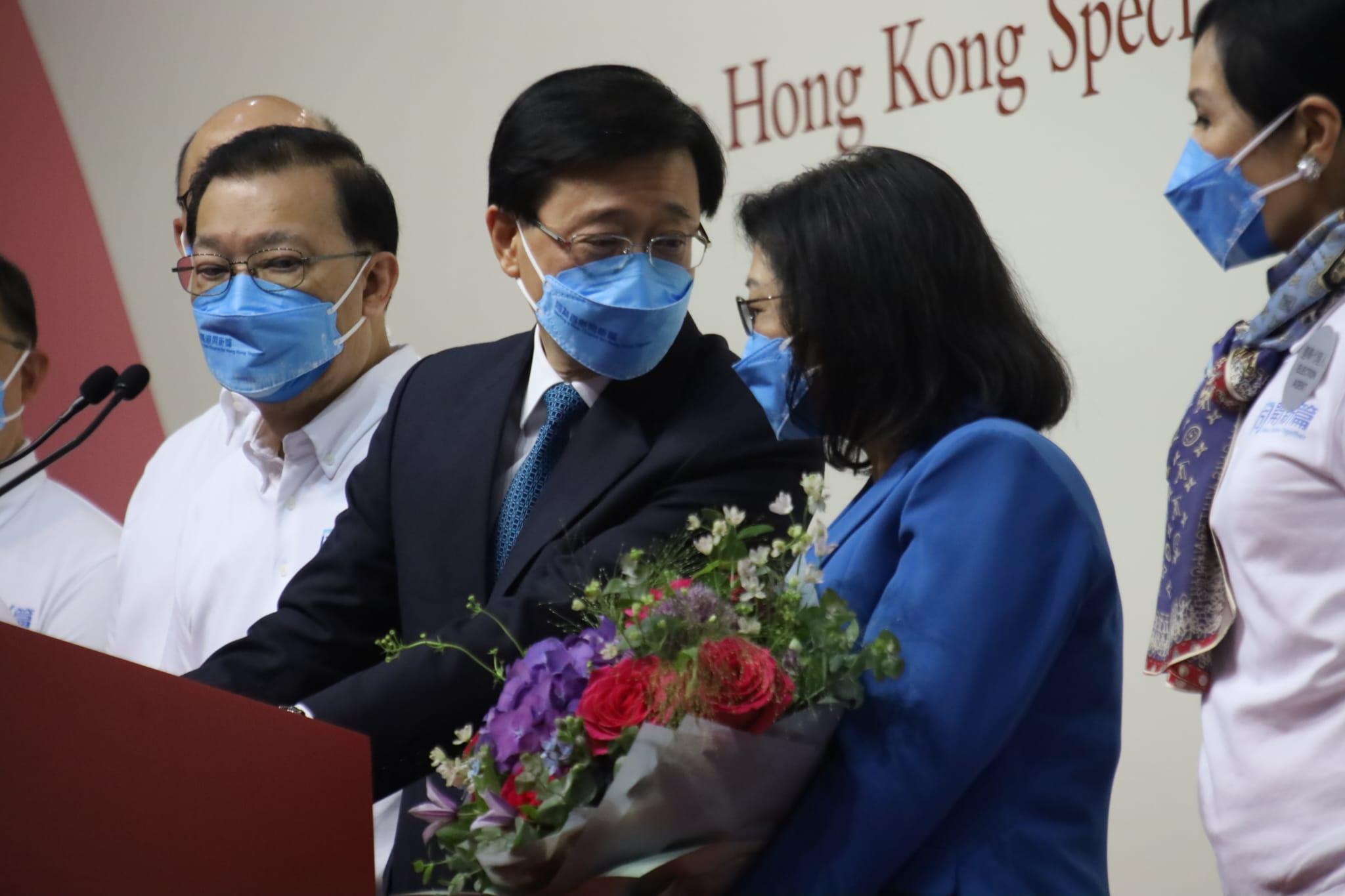 李家超談及太太的支持時一度哽咽。(鍾式明攝)