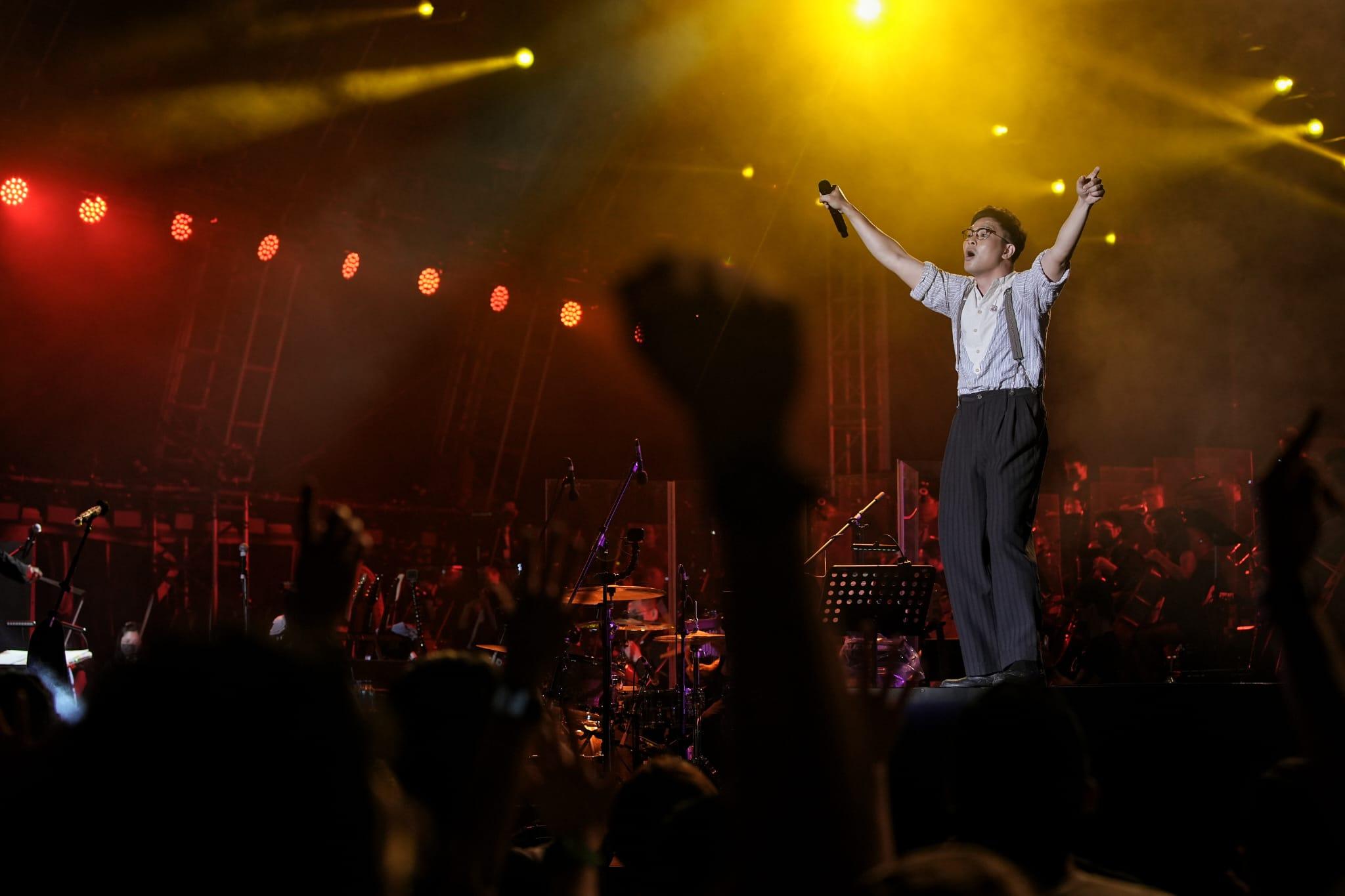 6號於尾場表現興奮,高呼「「我們要一齊令世界知道香港戶外場地做音樂會係好『正』!」