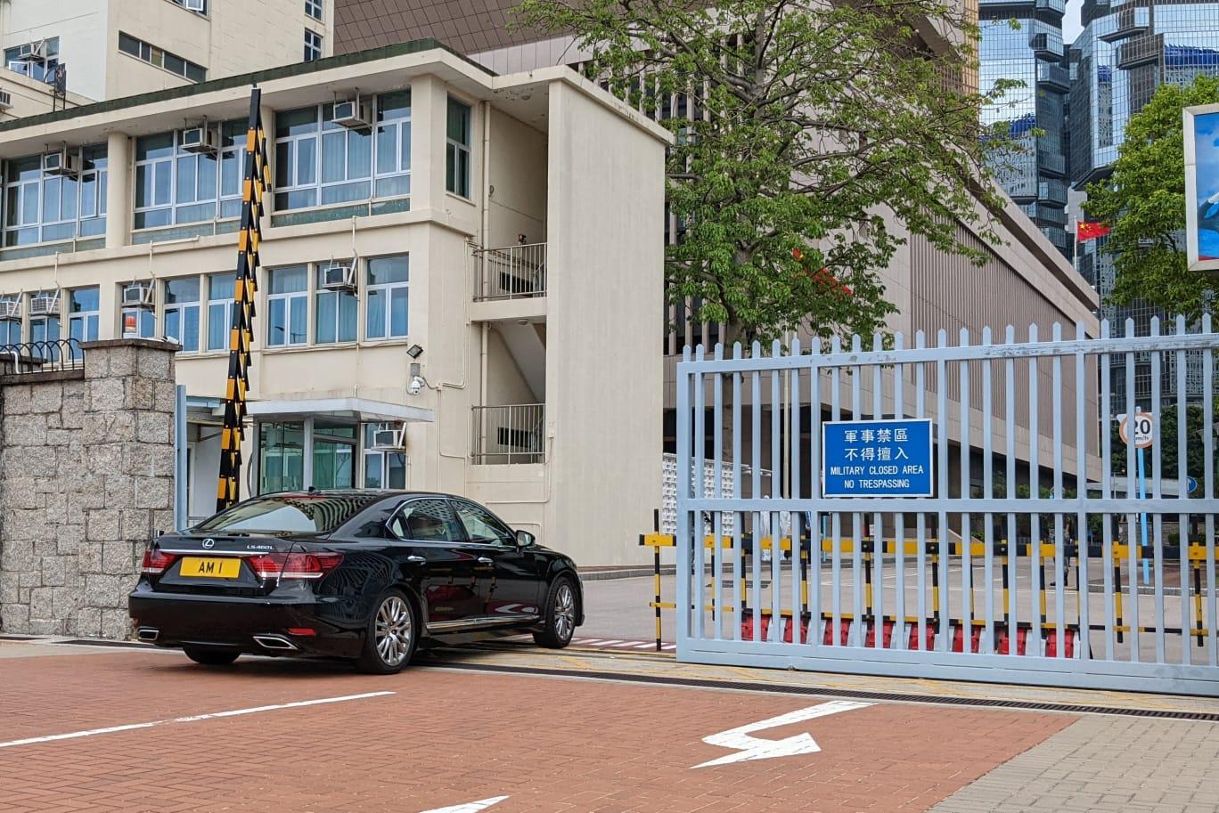 李家超到訪解放軍駐港部隊。(羅庸軒攝)