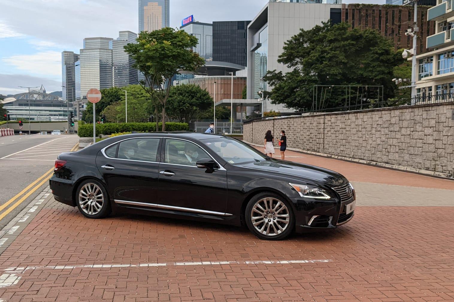 李家超到訪解放軍駐港部隊。(羅庸軒攝)