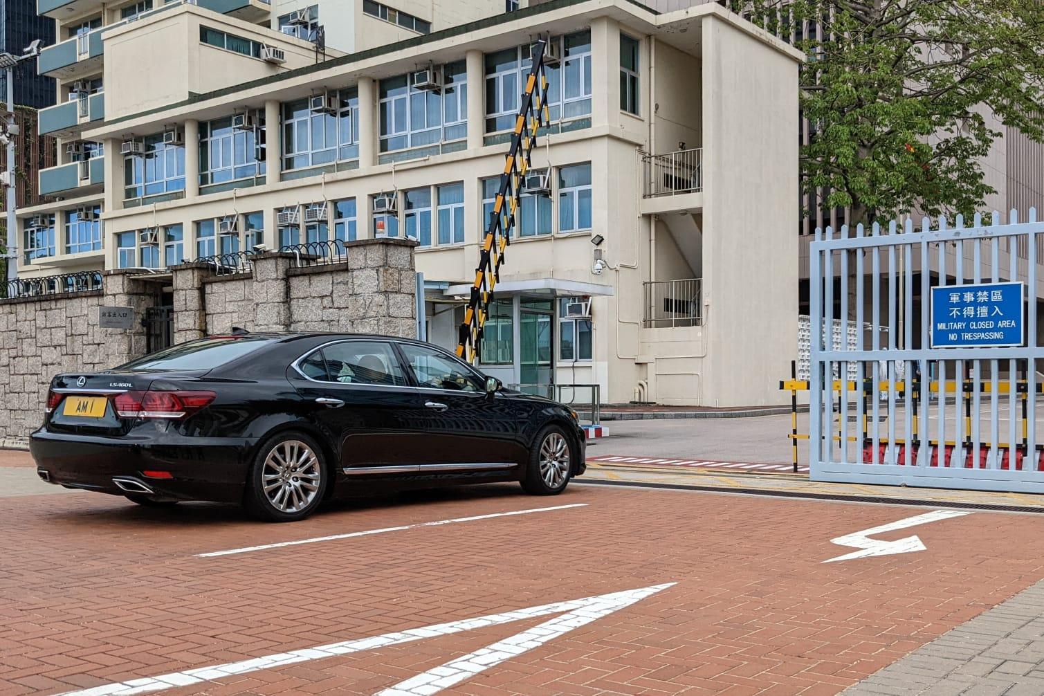 李家超到訪解放軍駐港部隊。(羅庸軒攝)