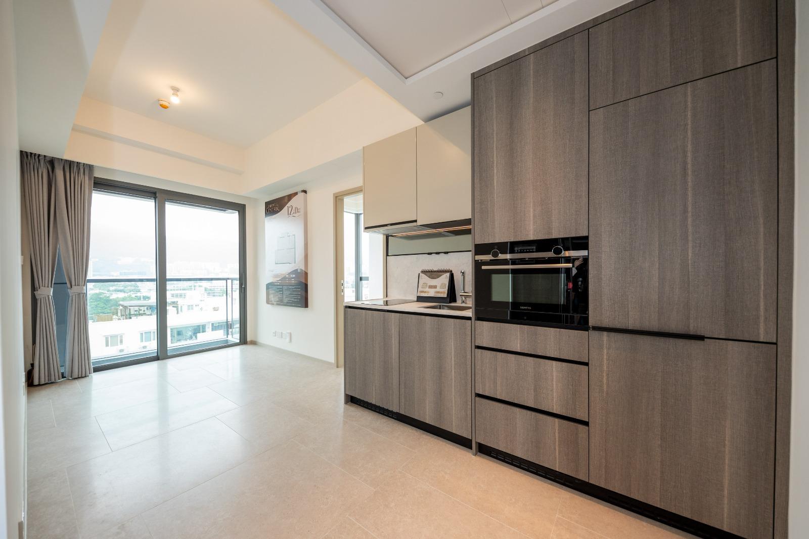 12樓D室之現樓單位,一房間隔,實用面積345方呎,並設有23方呎露台及16方呎工作平台;廚房為開放式設計,備有米色配木紋飾面廚櫃,提供足夠收納空間,同時配置一系列德國品牌Siemens電器,包括電磁爐及抽油煙機等,配備齊全。