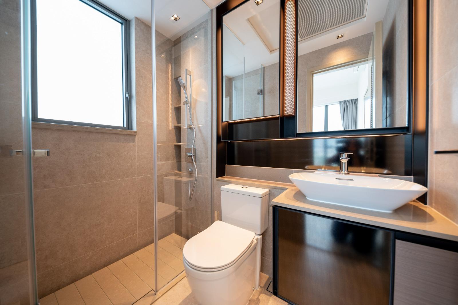 浴室牆身選用柔和高雅的石紋設計,空間愜意舒適。