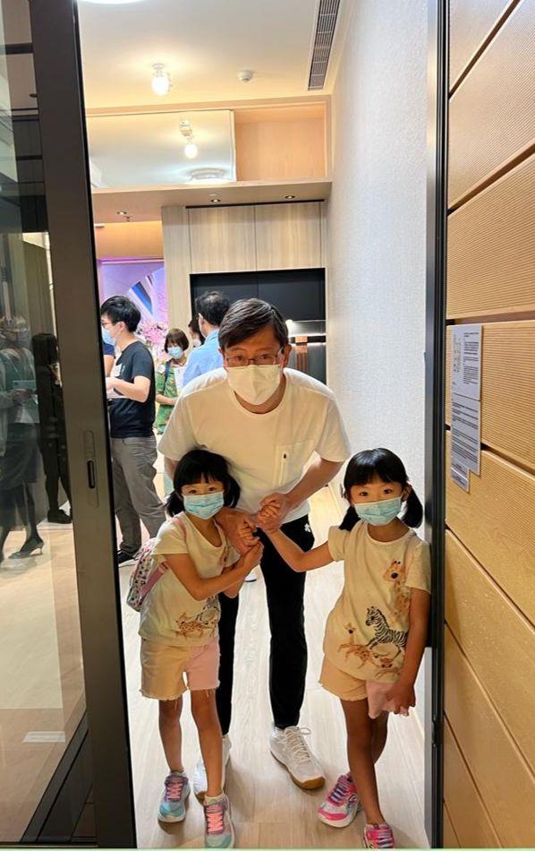 恒地營業(二)部總經理韓家輝攜同孖女千金在長假期期間,巡視新盤展覽廳之參觀情況。