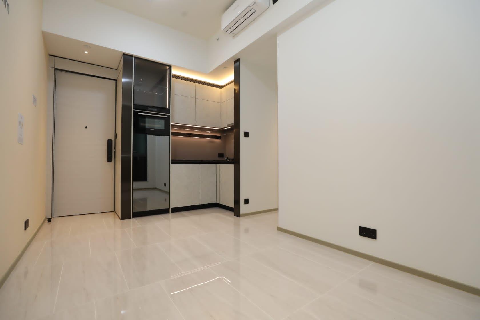 單位大廳以長型開則,間隔四正易擺位,開放式廚房設備亦齊全,並加入多種特色設計,包括具磁力的砧板和爬梯等,方便下廚收納兼易於拿取在較高位置的物品。