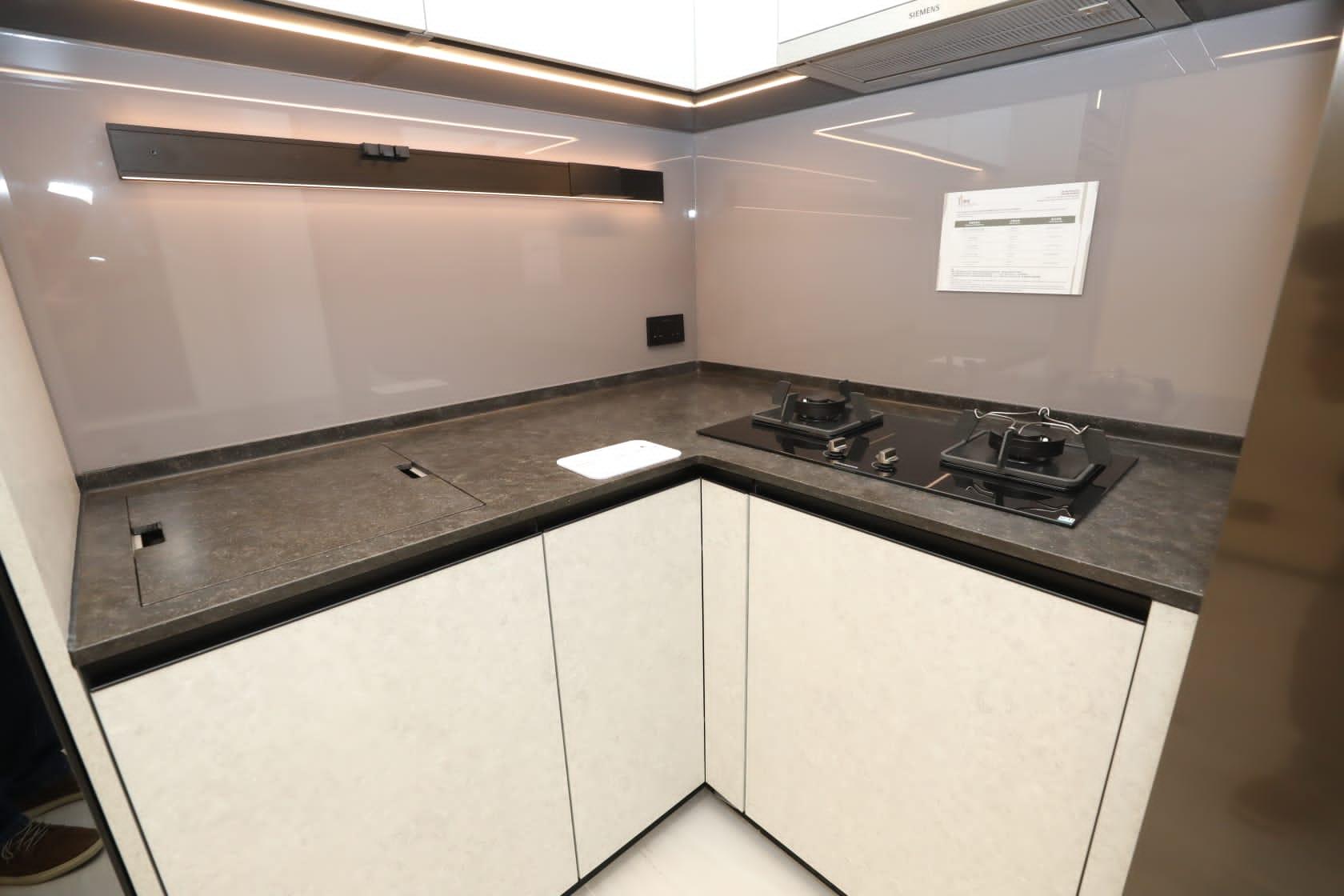 參照瓏碧8樓G室搭建之交樓標準示範單位,當中的開放式廚房,採用了設計專利,設有隱藏式砧板,既可作工作枱面,反轉後底部則可作砧板用途,方便使用又節省空間。