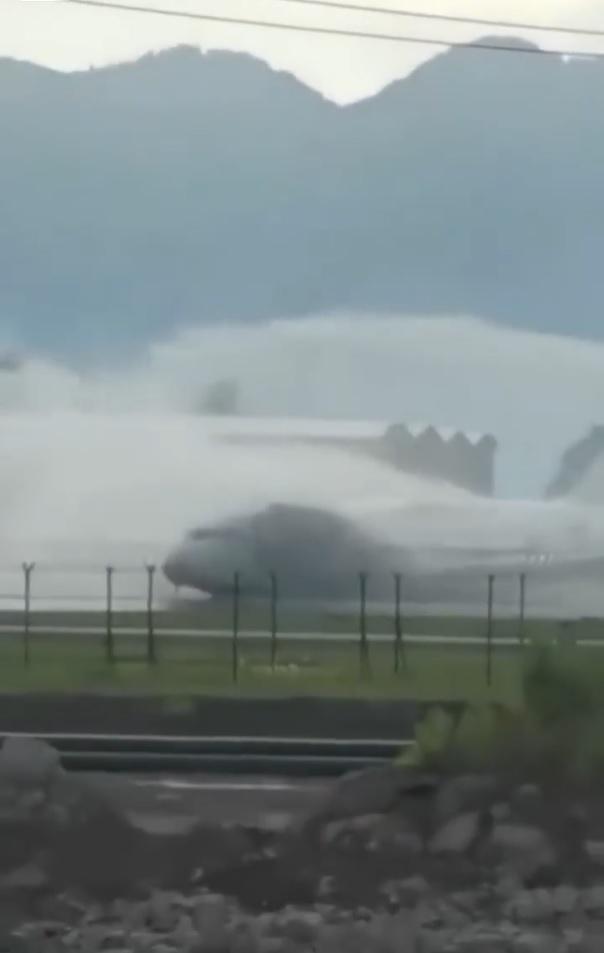 重慶江北機場有飛機衝出跑道起火。(網上截圖)