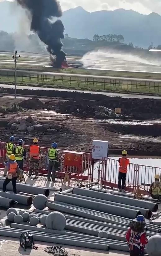 重慶江北機場有飛機衝出跑道起火。(網上截圖)