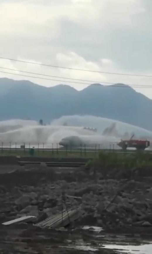重慶江北機場有飛機衝出跑道起火。(網上截圖)