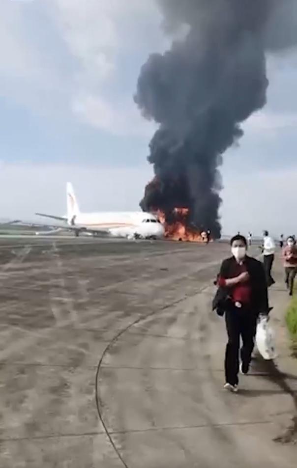 重慶江北機場有飛機衝出跑道起火。(網上截圖)