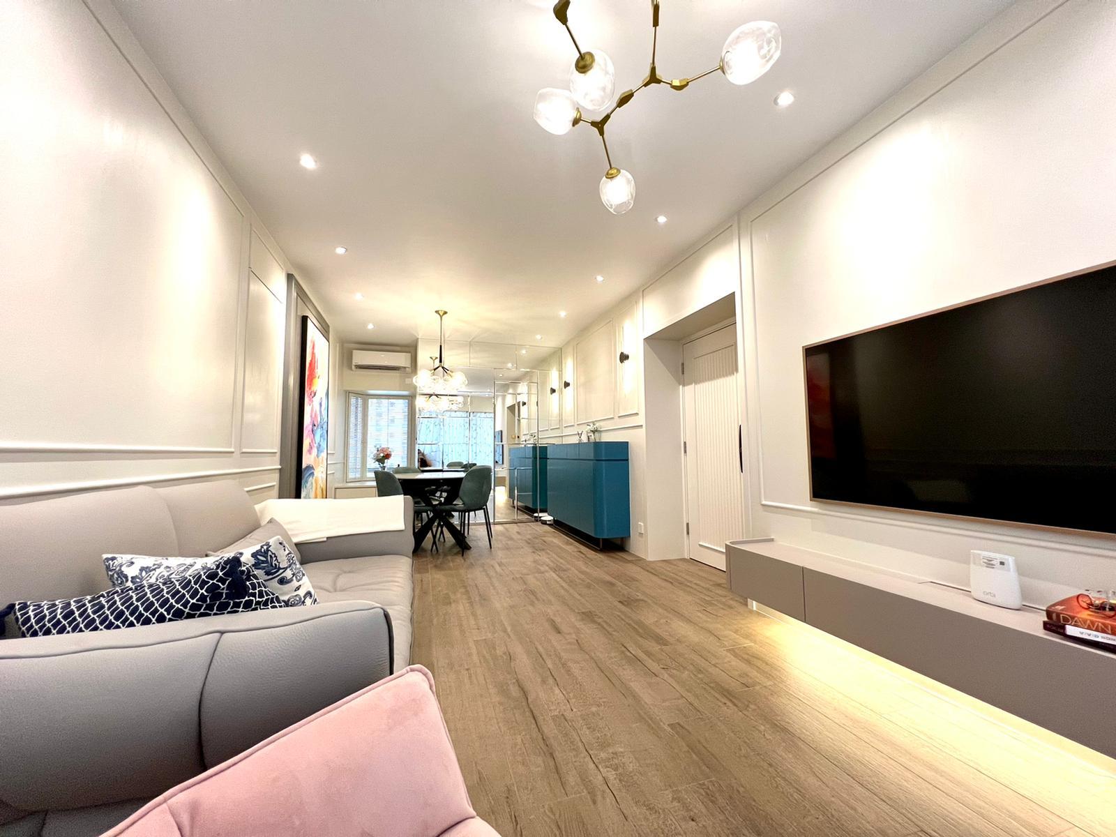 飯廳一邊裝有鏡牆,有助製造空間延伸的視覺效果。