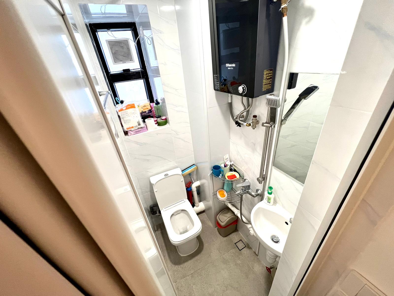 工人套廁也是全新裝修,不太細小,亦非「黑廁」。