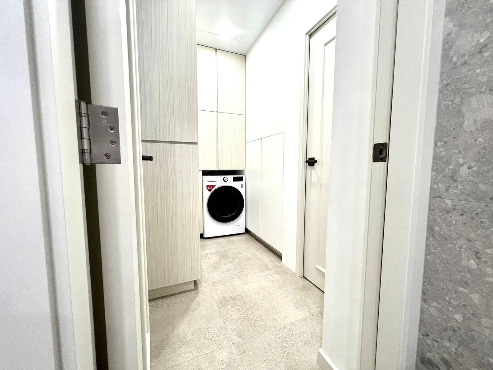 工作間特設一系列置頂儲物櫃,實用美觀。