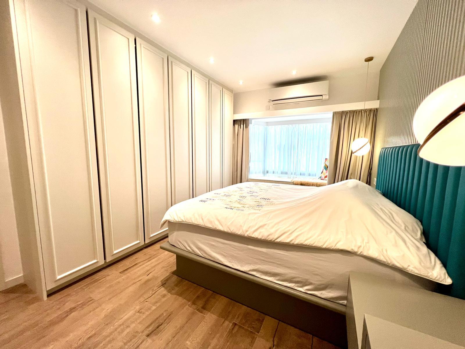 主人套房設有一列置頂衣櫃,提供超強收納空間。