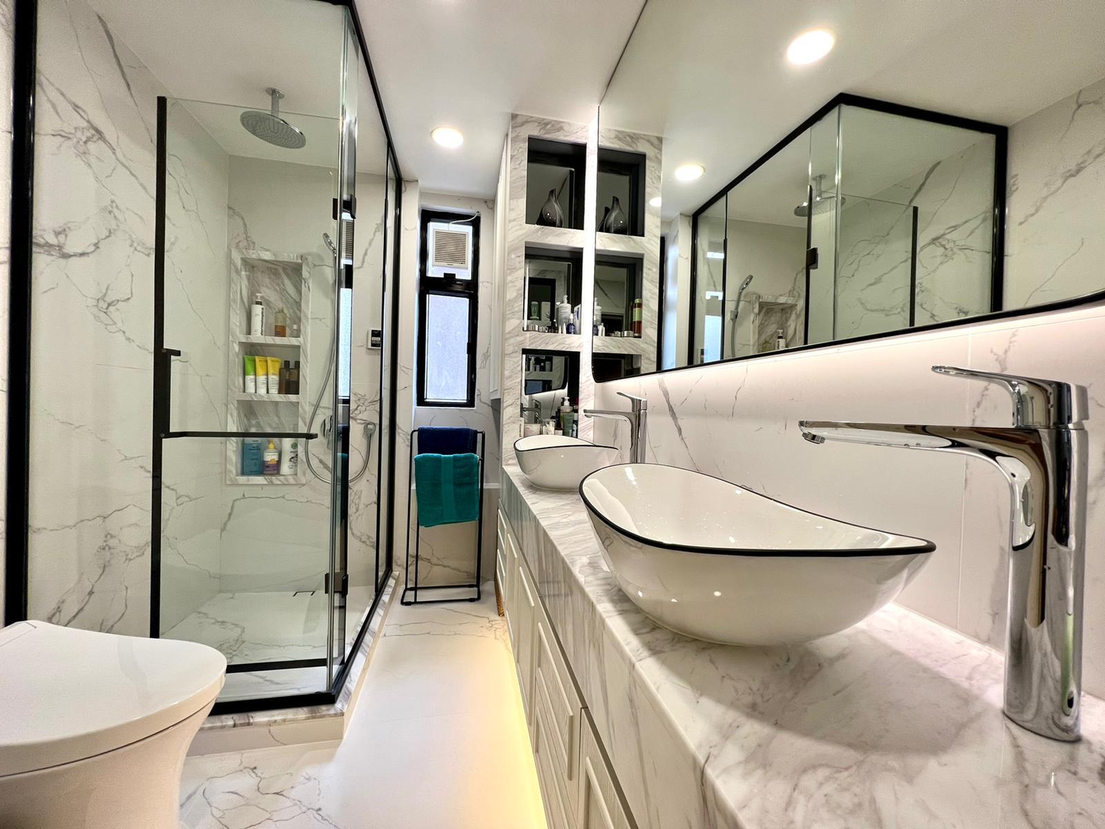 主人套廁空間充足,設有雙洗手盆,白色綴黑邊設計的洗手盆,跟企缸互相呼應,有型又有品味。