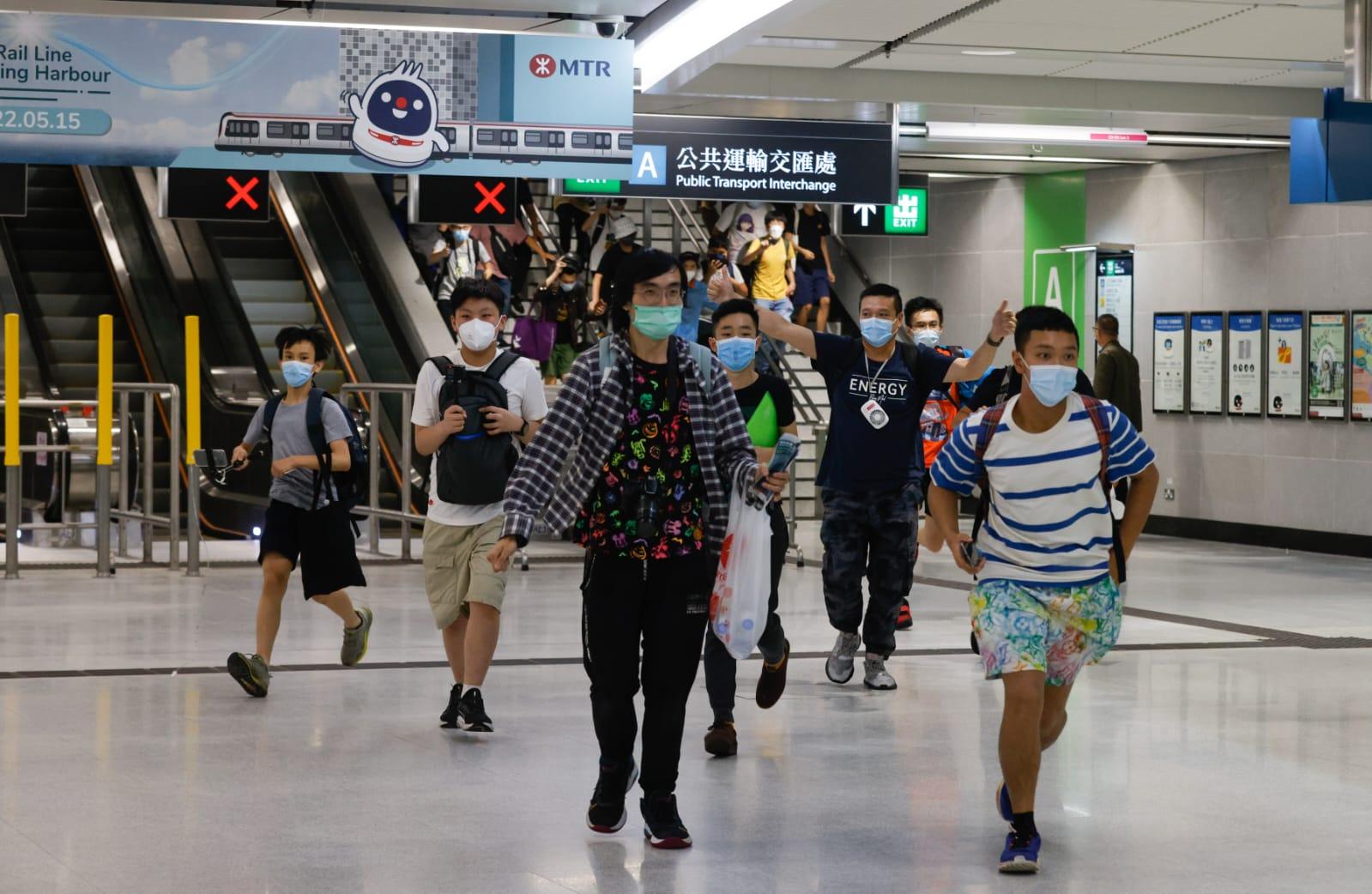 東鐵綫過海段|紅磡過海很興奮 逾百鐵路迷通宵等首班車