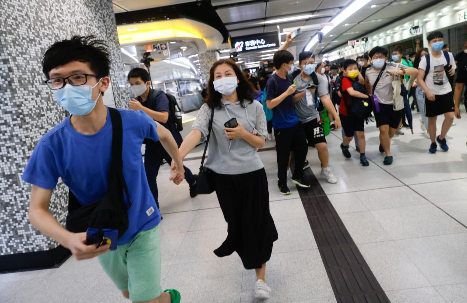 東鐵綫過海段|紅磡過海很興奮 逾百鐵路迷通宵等首班車