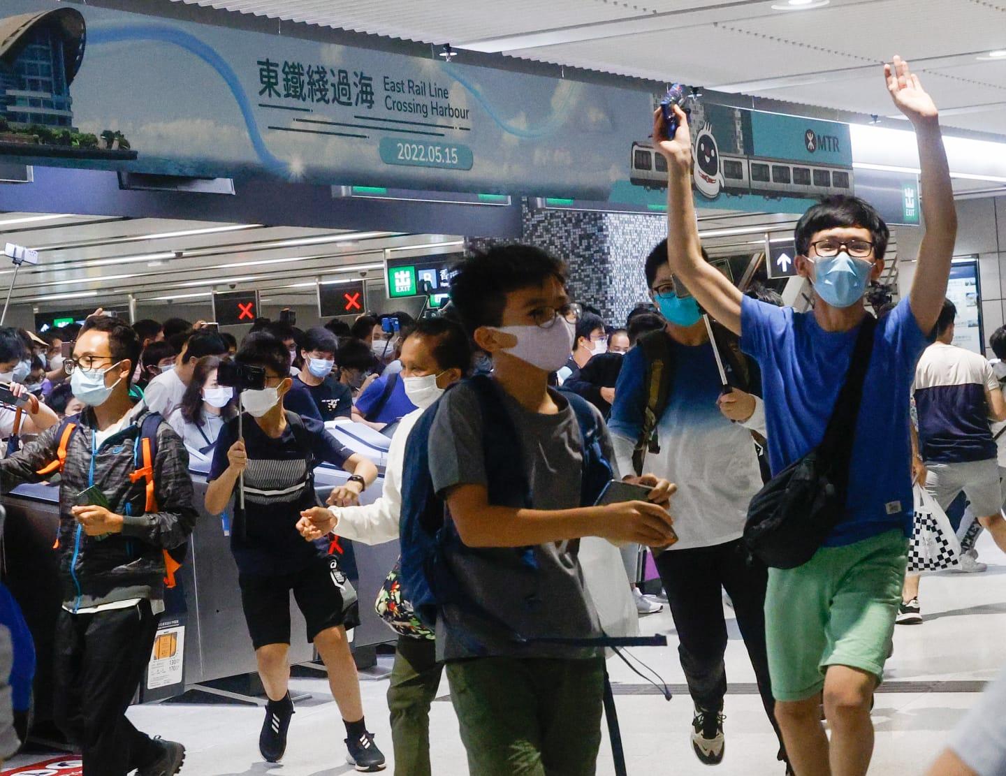 東鐵綫過海段|紅磡過海很興奮 逾百鐵路迷通宵等首班車