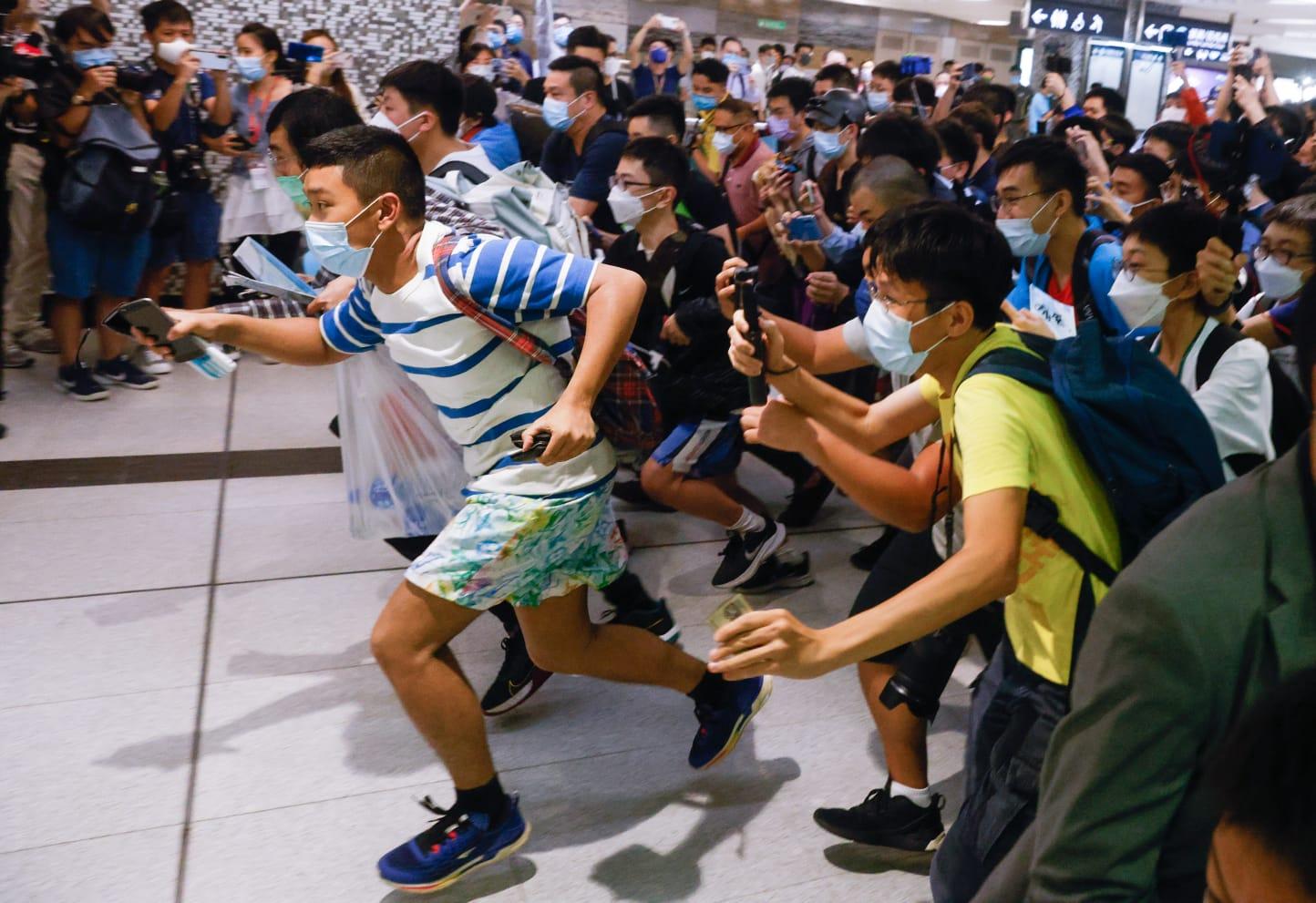 東鐵綫過海段|紅磡過海很興奮 逾百鐵路迷通宵等首班車