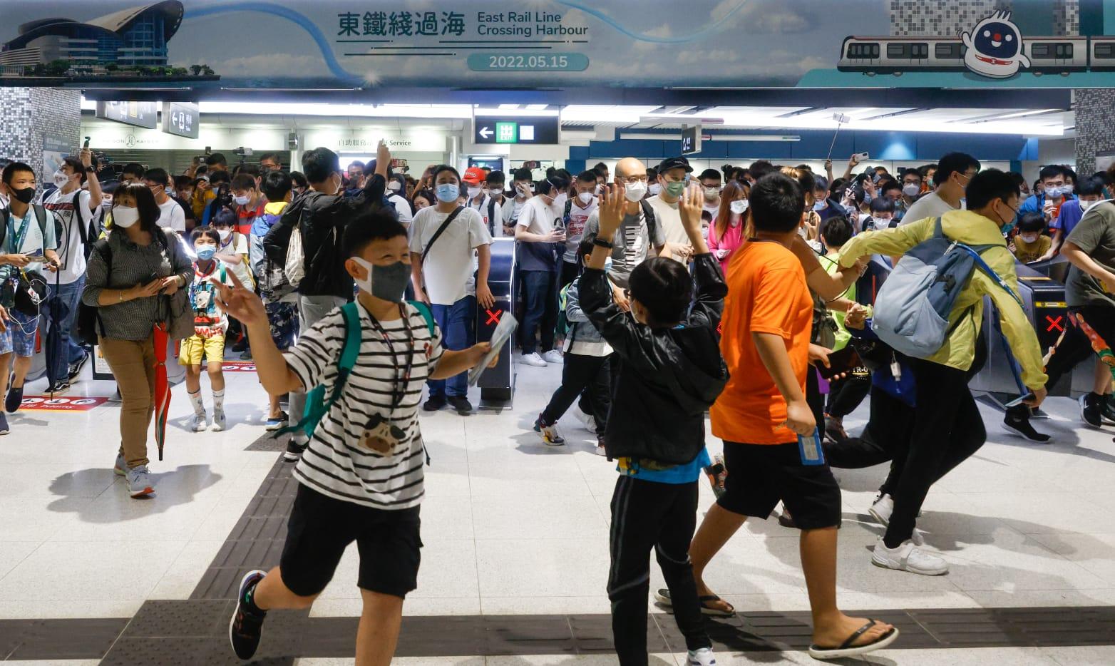 東鐵綫過海段|紅磡過海很興奮 逾百鐵路迷通宵等首班車