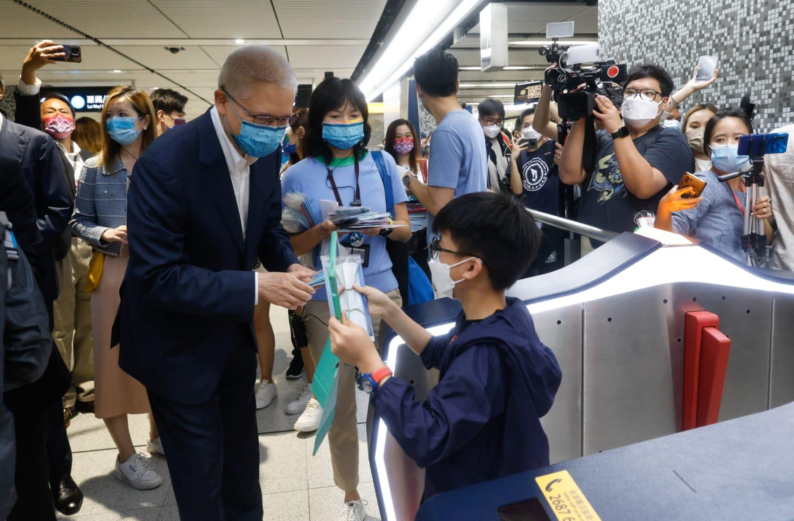 東鐵綫過海段|紅磡過海很興奮 逾百鐵路迷通宵等首班車