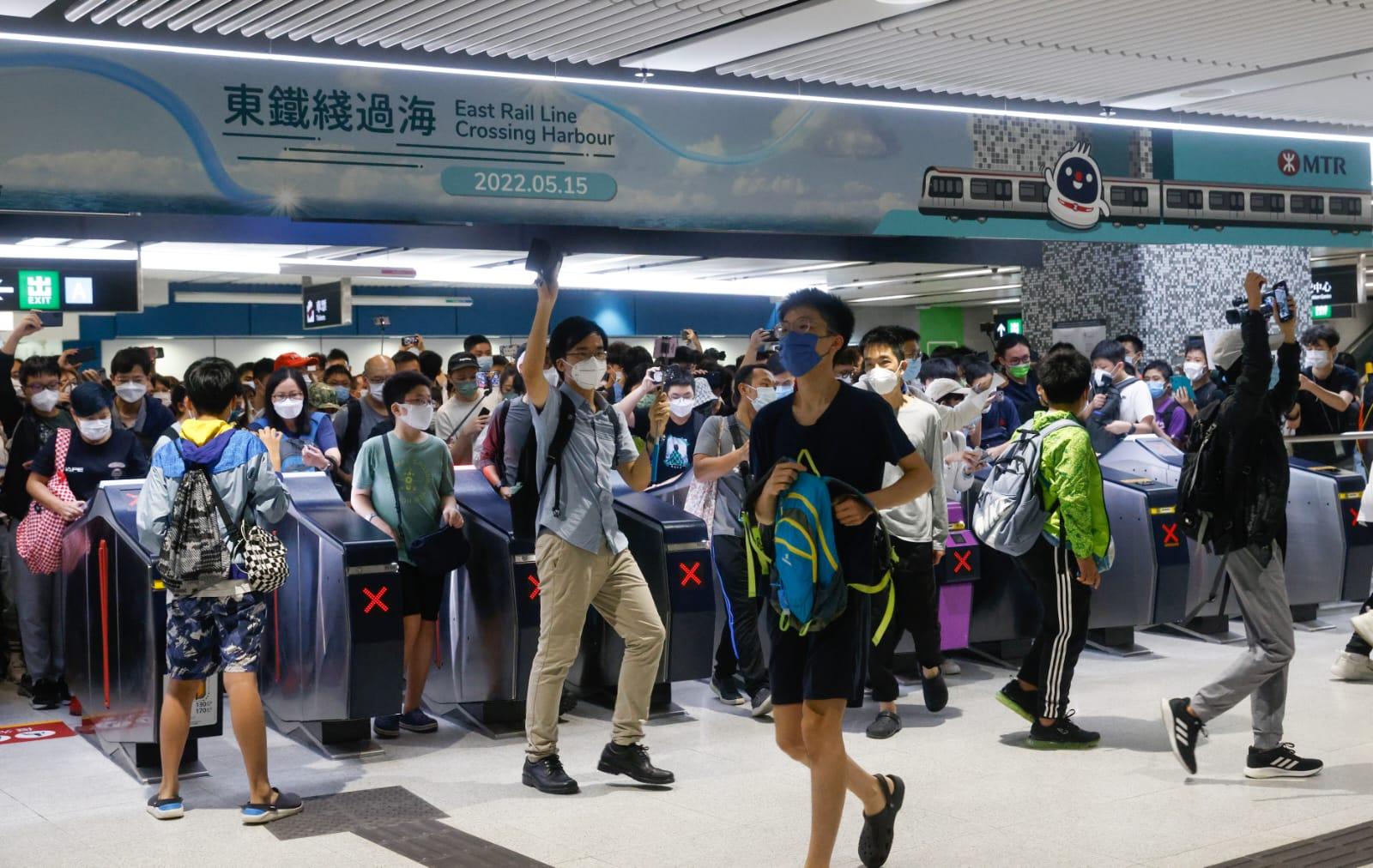 東鐵綫過海段|紅磡過海很興奮 逾百鐵路迷通宵等首班車