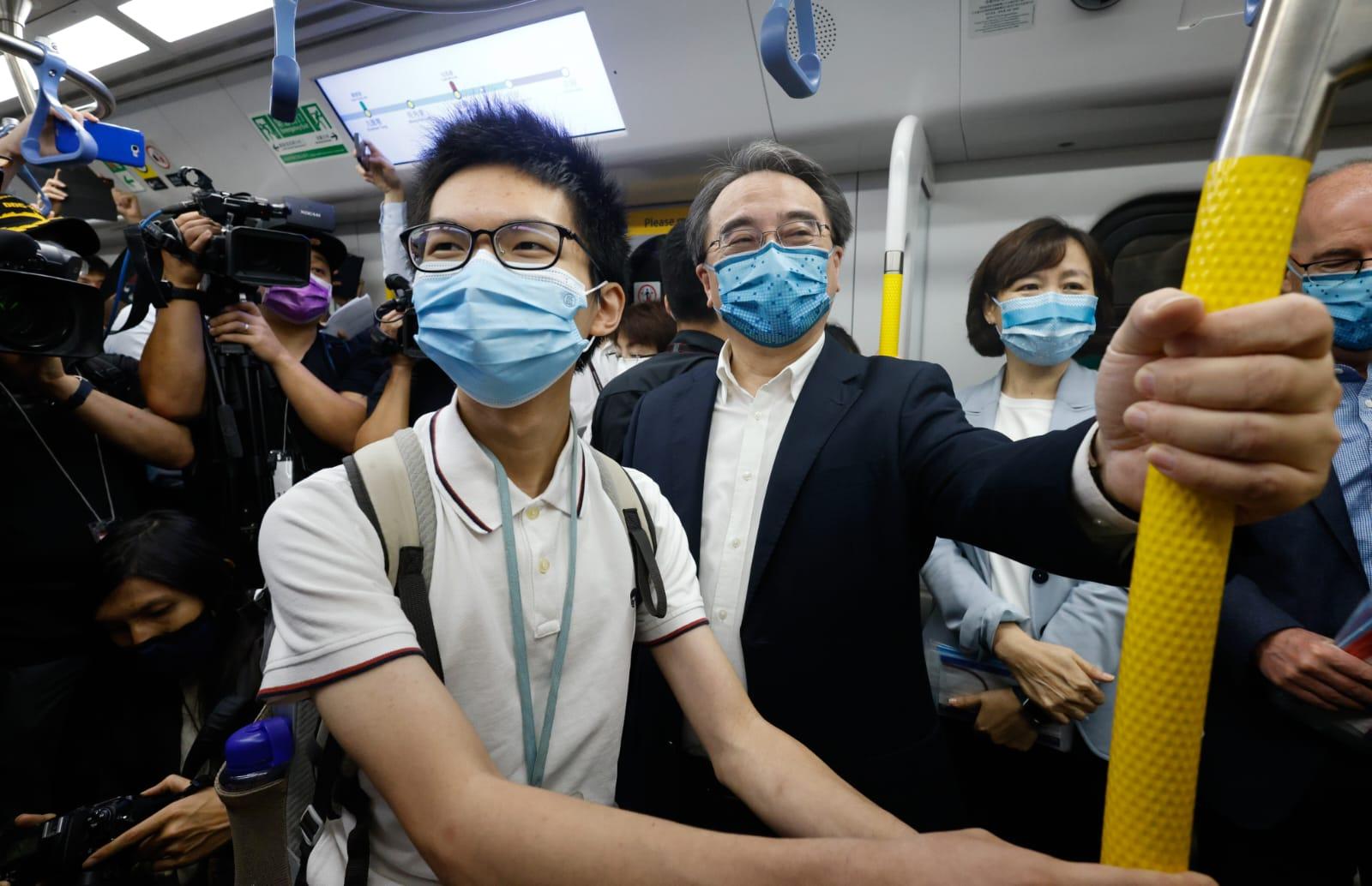 東鐵綫過海段|紅磡過海很興奮 逾百鐵路迷通宵等首班車
