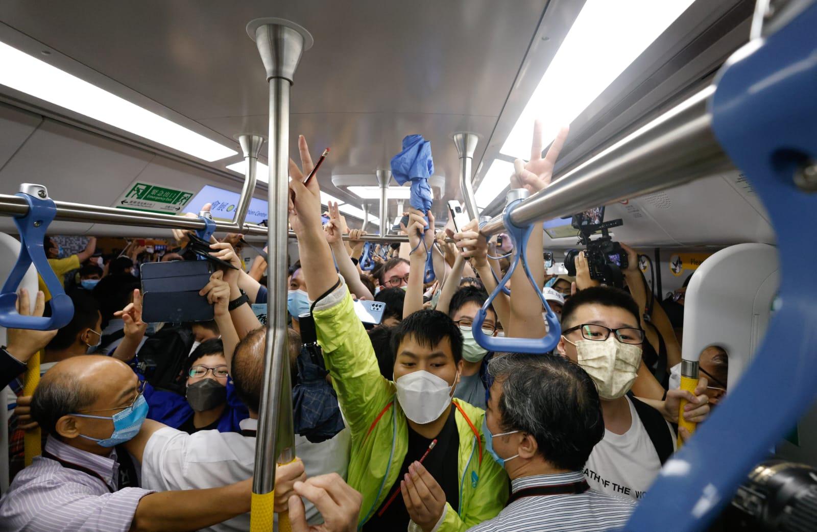 東鐵綫過海段|紅磡過海很興奮 逾百鐵路迷通宵等首班車