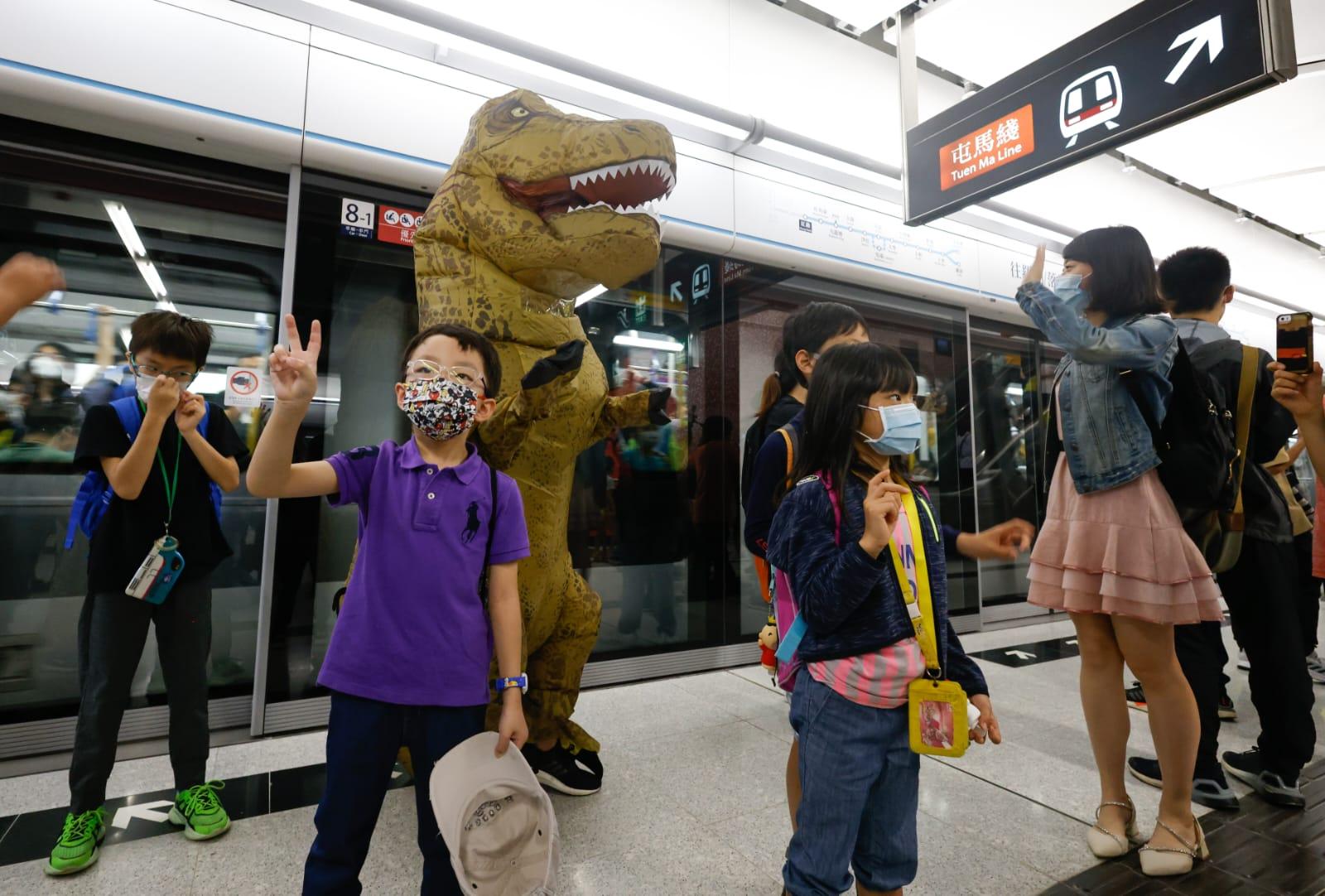 東鐵綫過海段|紅磡過海很興奮 逾百鐵路迷通宵等首班車