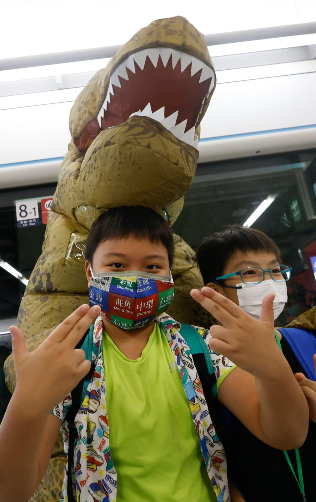 東鐵綫過海段|紅磡過海很興奮 逾百鐵路迷通宵等首班車