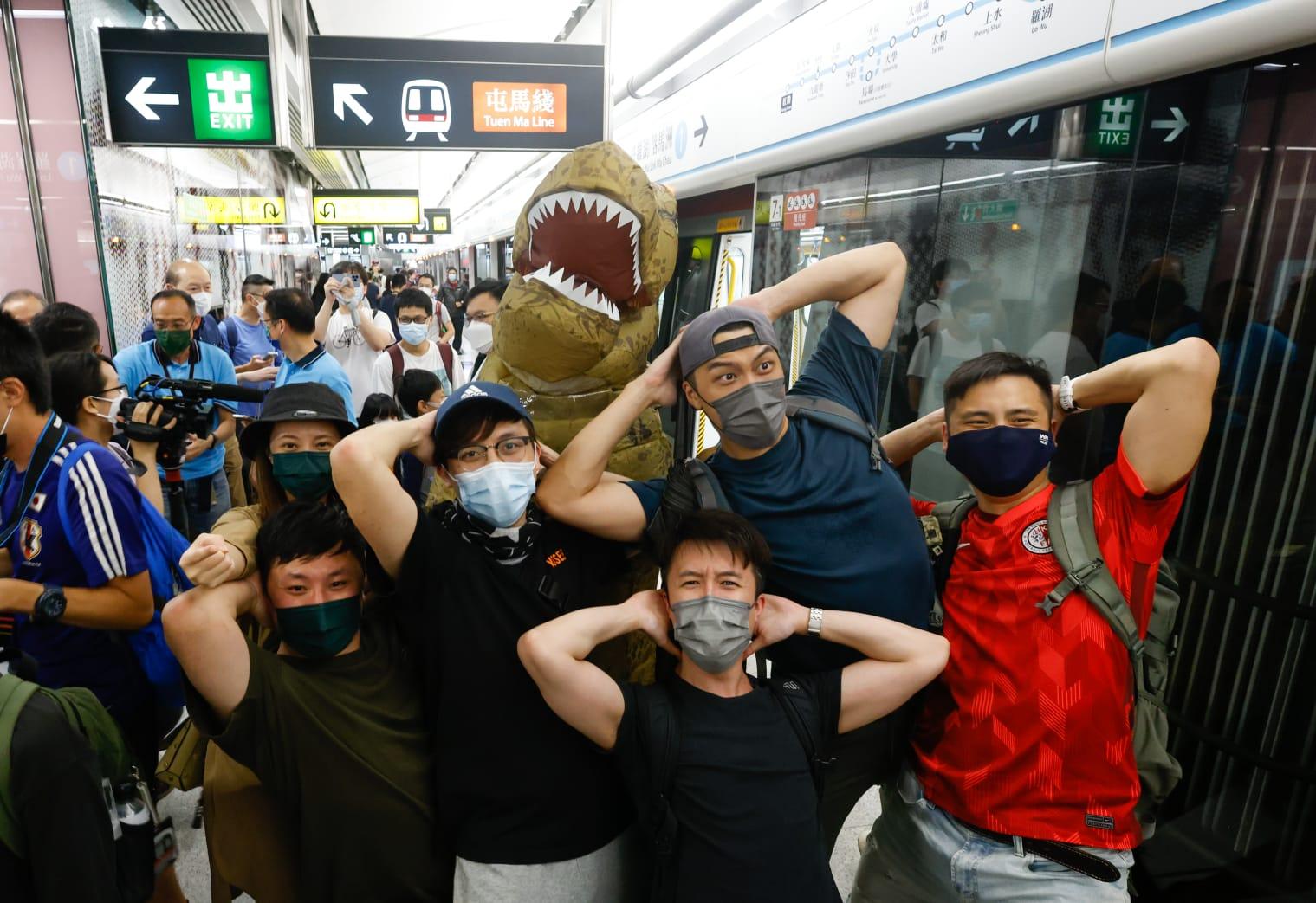 東鐵綫過海段|紅磡過海很興奮 逾百鐵路迷通宵等首班車