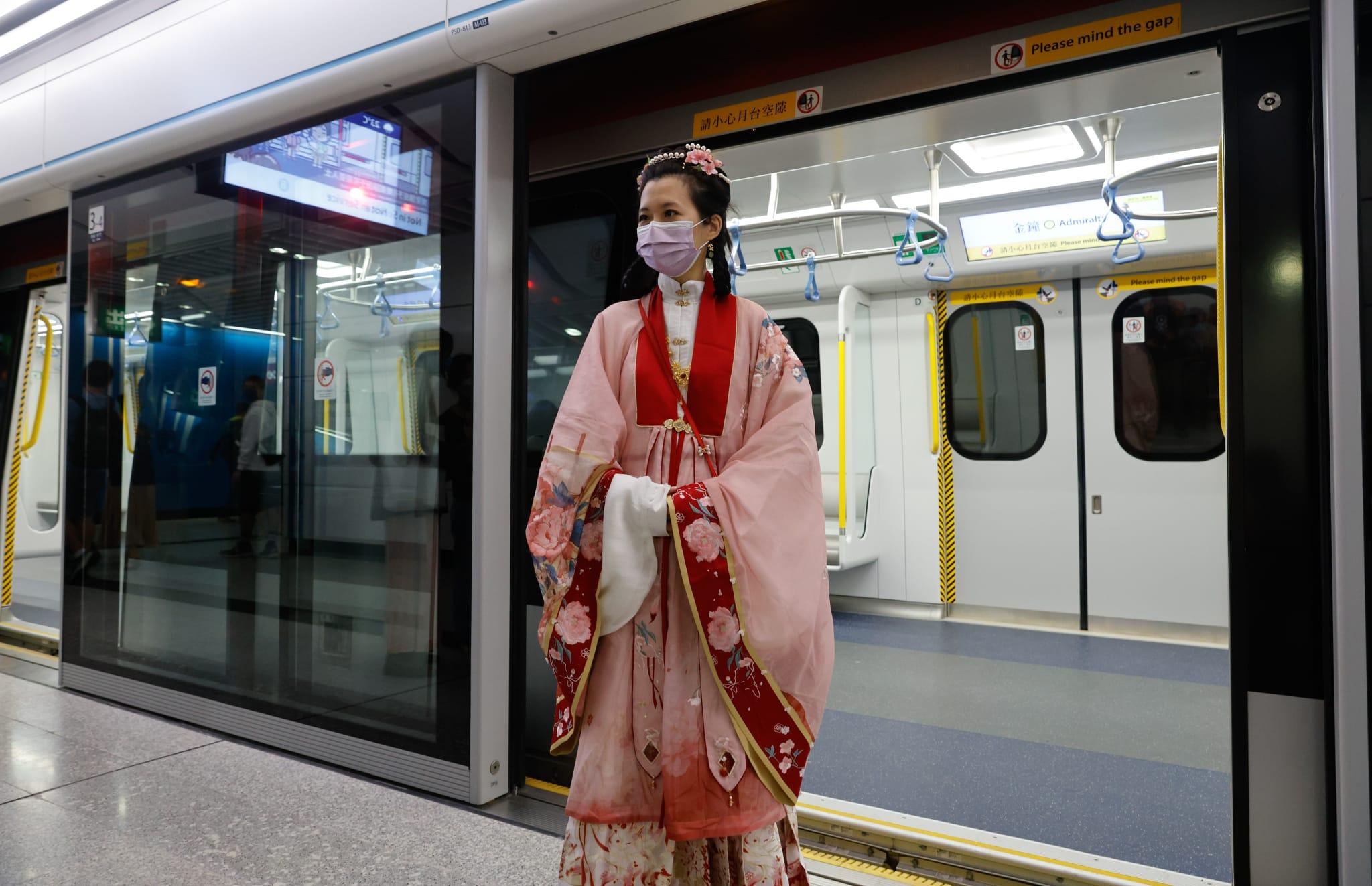 東鐵綫過海段|紅磡過海很興奮 逾百鐵路迷通宵等首班車