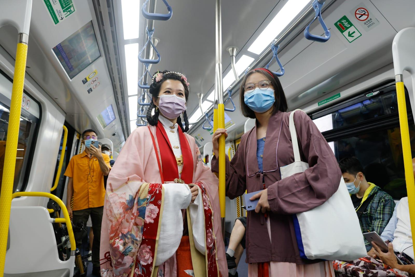 東鐵綫過海段|紅磡過海很興奮 逾百鐵路迷通宵等首班車