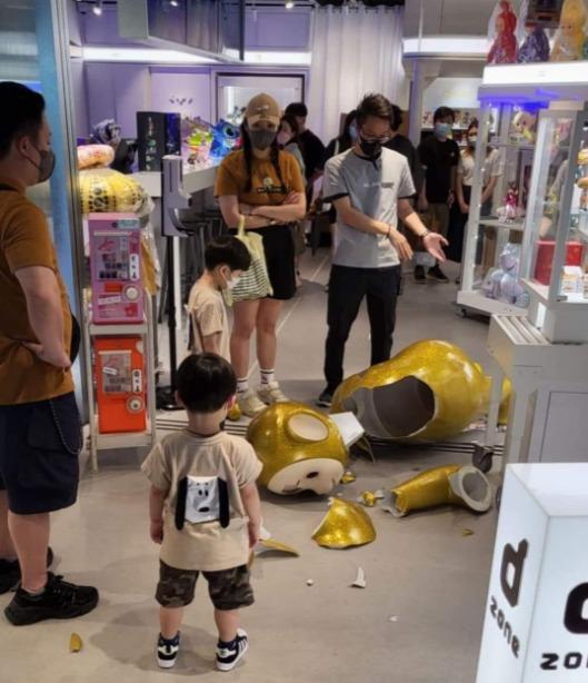 網上瘋傳小朋友挨跌巨人公型公仔的照片及影片。(網上圖片)