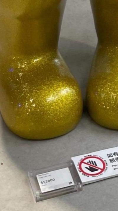 巨型公仔售價高達$52,800。(網上圖片)