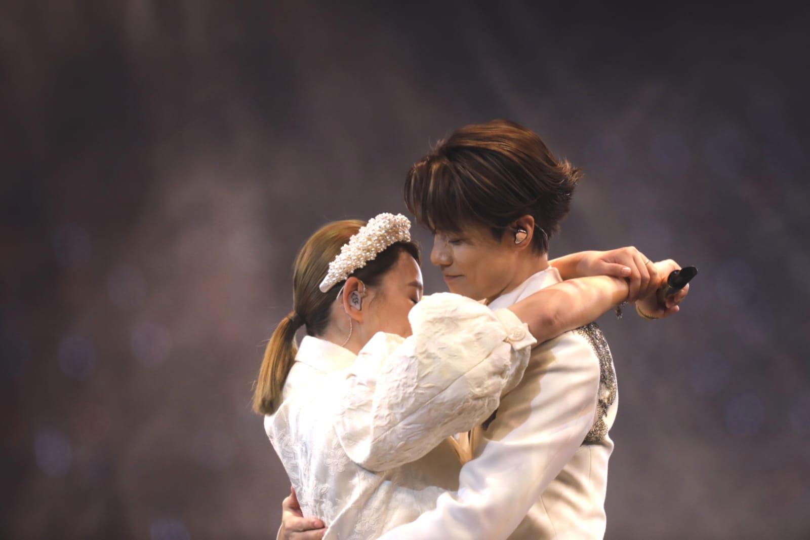 Ivana在台上讀出寫給軒仔的信,令他禁不住落淚。(林俊源攝)