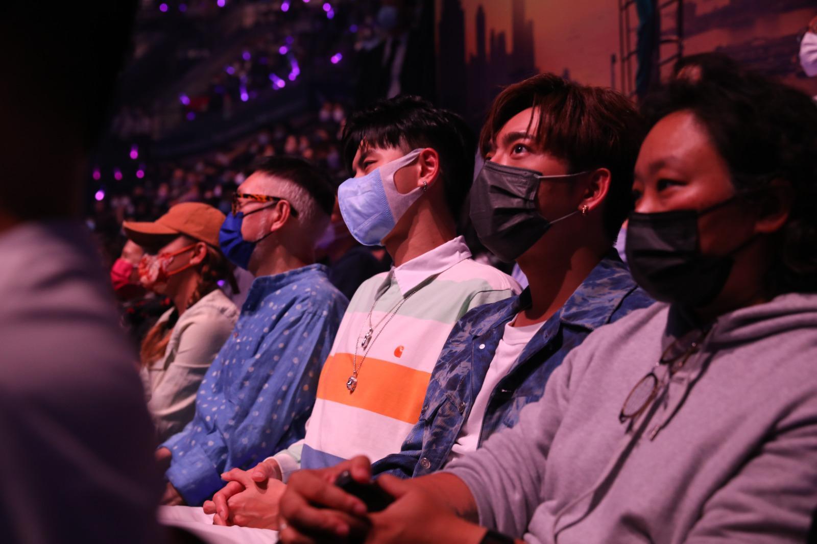 谷德昭(藍衫)、193及Edan入場支持張敬軒。(林俊源攝)