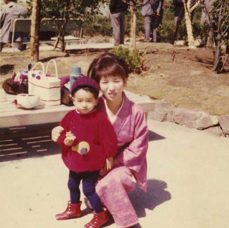 YOSHIKI在IG貼出母子昔日合照,他以英文及日語發文悼念媽媽。