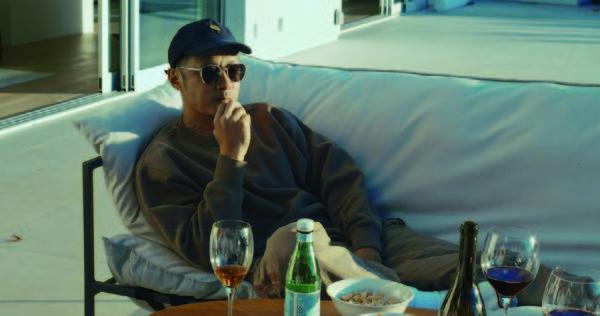 余文樂在短片「New York我來了」中,向友人大談在飛機上驚恐症發作。