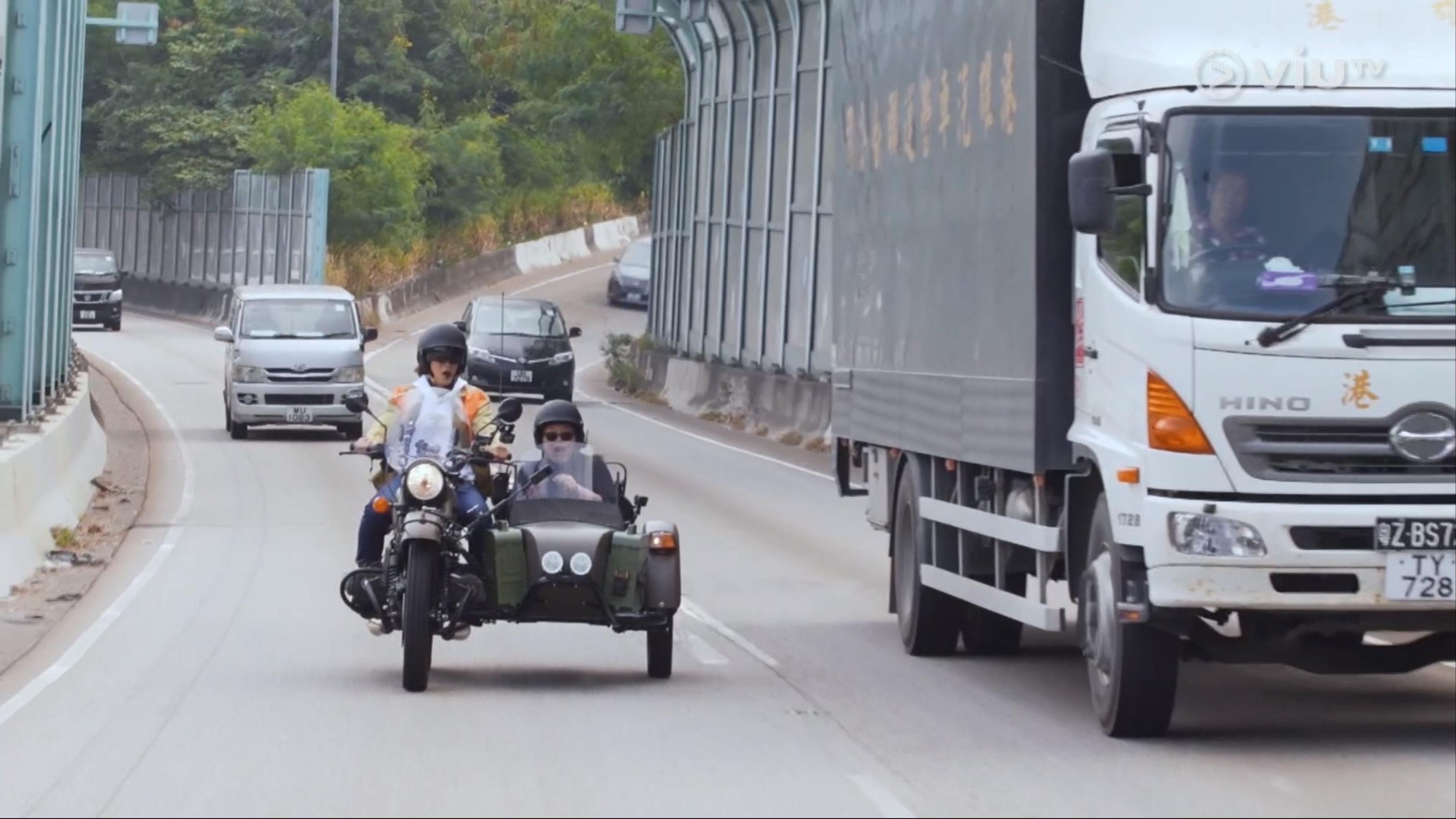 期間有大貨車駛近,嚇得二人大叫。