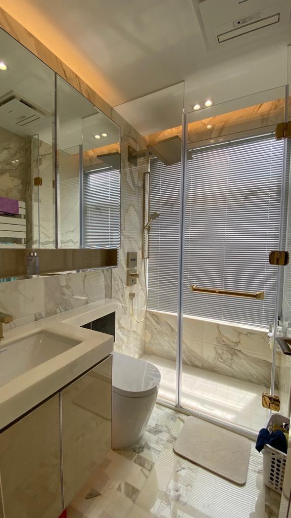 浴室採用透明落地企缸,配上米白色雲石及地磚,感覺典雅又有氣派。