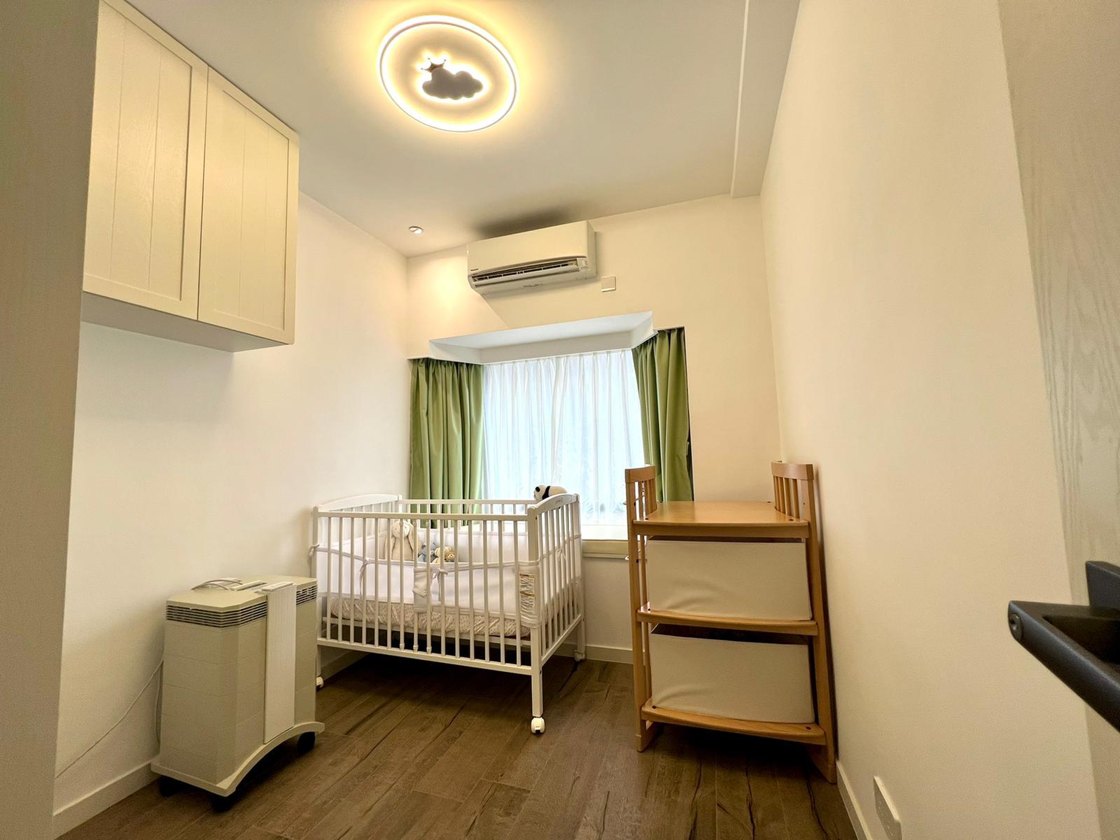 睡房間隔四正,增設吊櫃,提升實用性。