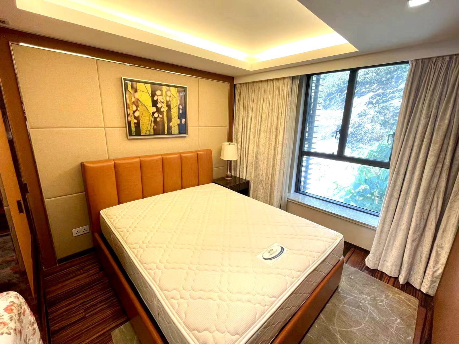 睡房間隔闊落四正,外望翠綠山景。